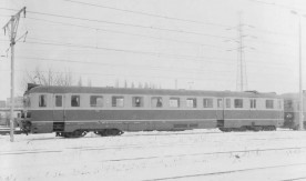 Wagon motorowy SN52-38 na terenie stacji Warszawa Główna. SN52-38 został...